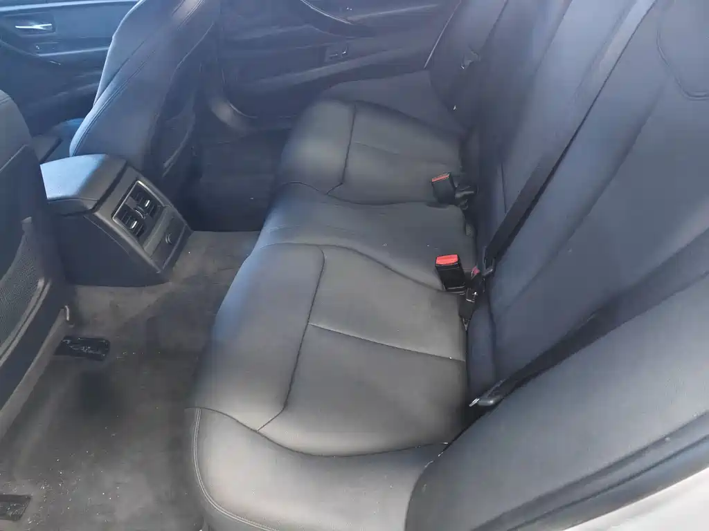 BMW 3 Series 2018 — фото 11