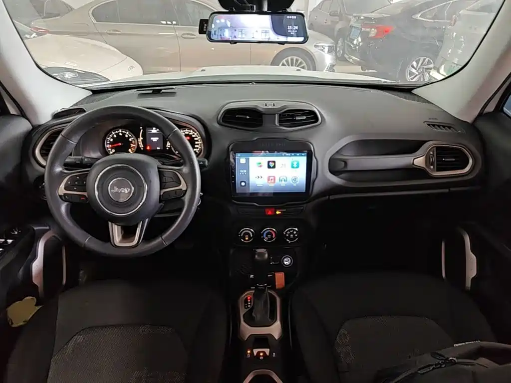 Jeep Renegade 2016 — фото 10