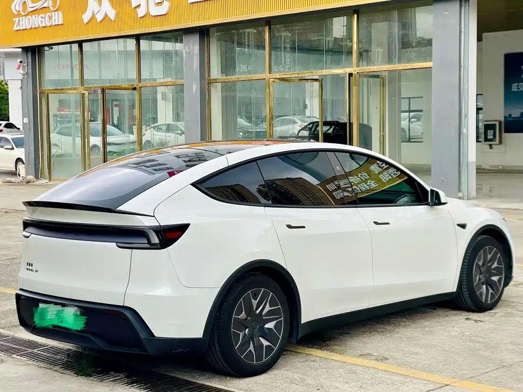 Tesla Model Y L 2025 — фото 4