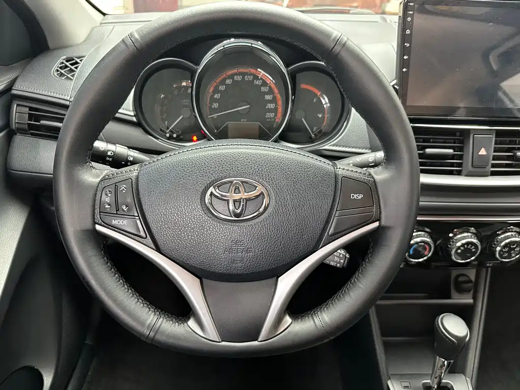 Toyota Yaris L 2022 — фото 12