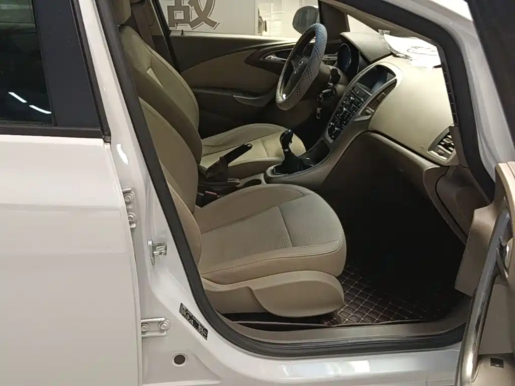 Buick Excelle 2015 — фото 25
