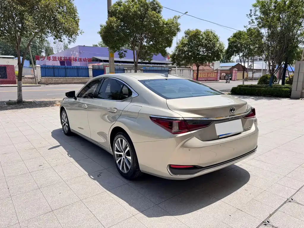 Lexus ES 2019 — фото 4