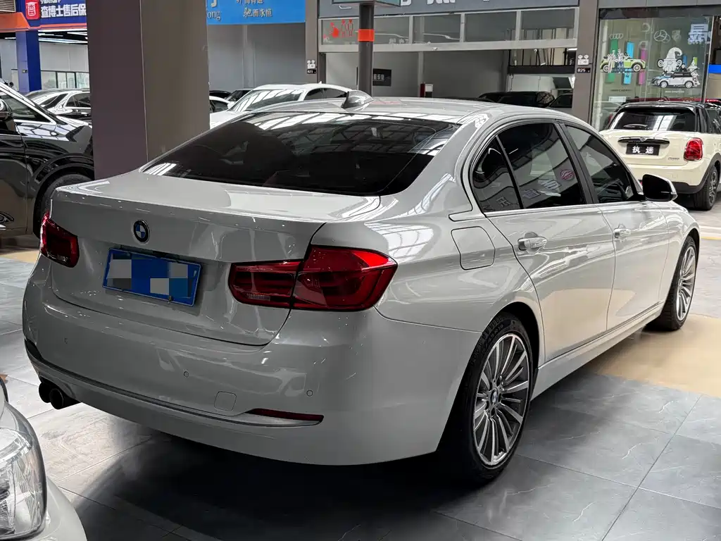 BMW 3 Series 2019 — фото 16