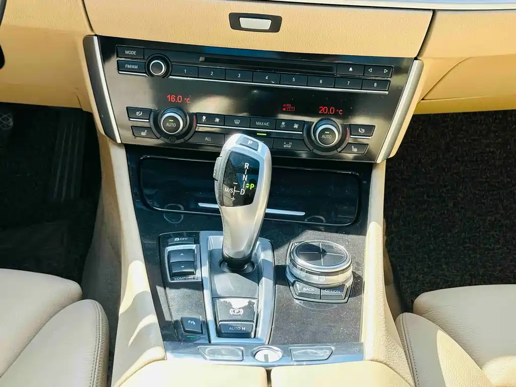 BMW 5 Series GT 2013 — фото 16