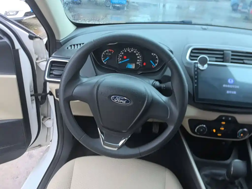 Ford Escort 2017 — фото 11