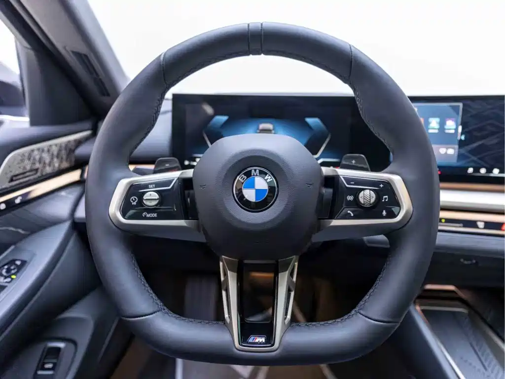 BMW 5 Series 2025 — фото 13