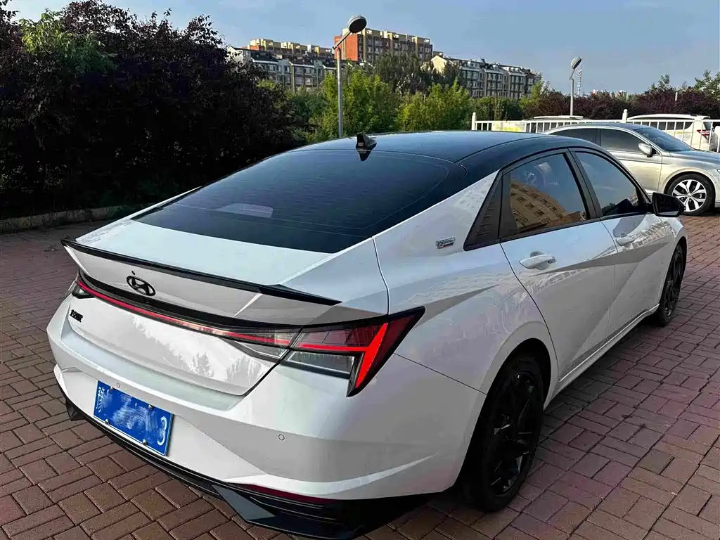 Hyundai Elantra 2022 — фото 11