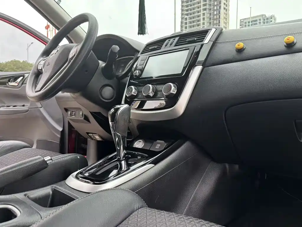 Nissan Tiida 2016 — фото 20