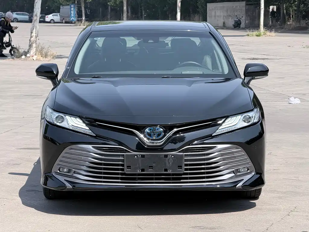 Toyota Camry 2019 — фото 2