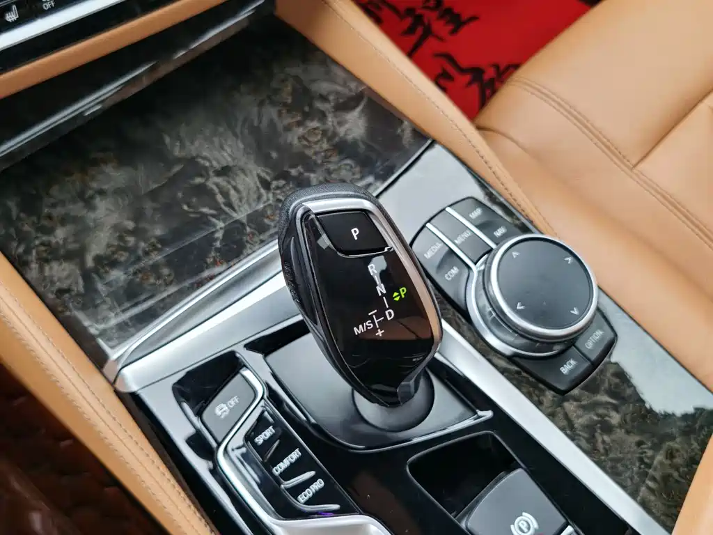 BMW 5 Series 2018 — фото 12