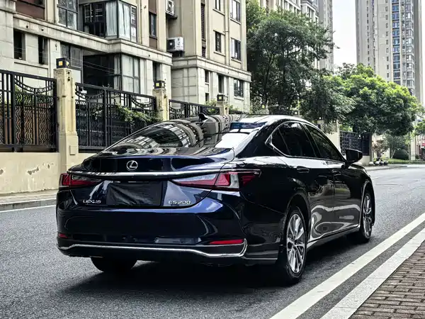 Lexus ES 2023