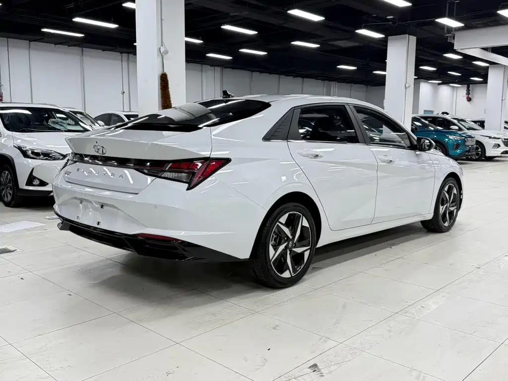 Hyundai Elantra 2023 — фото 4
