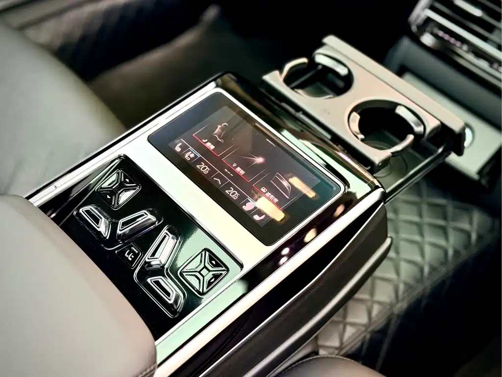 Audi A8 New Energy 2022 — фото 10