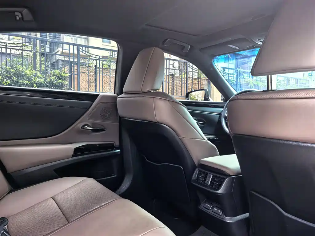 Lexus ES 2023 — фото 10