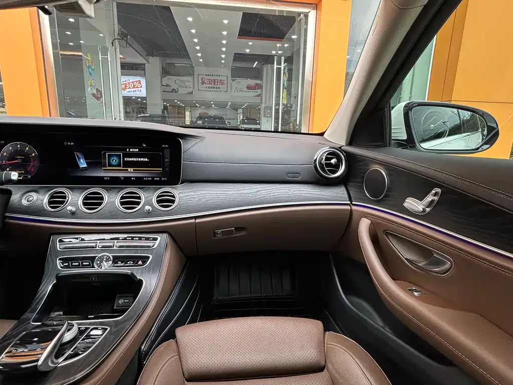 Mercedes-Benz E-Class 2018 — фото 19