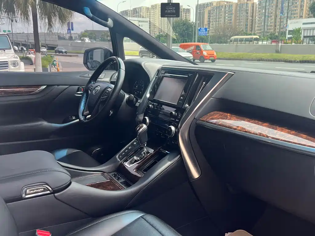 Toyota Alphard 2018 — фото 18