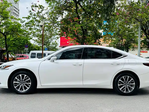 Lexus ES 2022