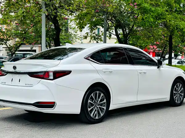 Lexus ES 2022