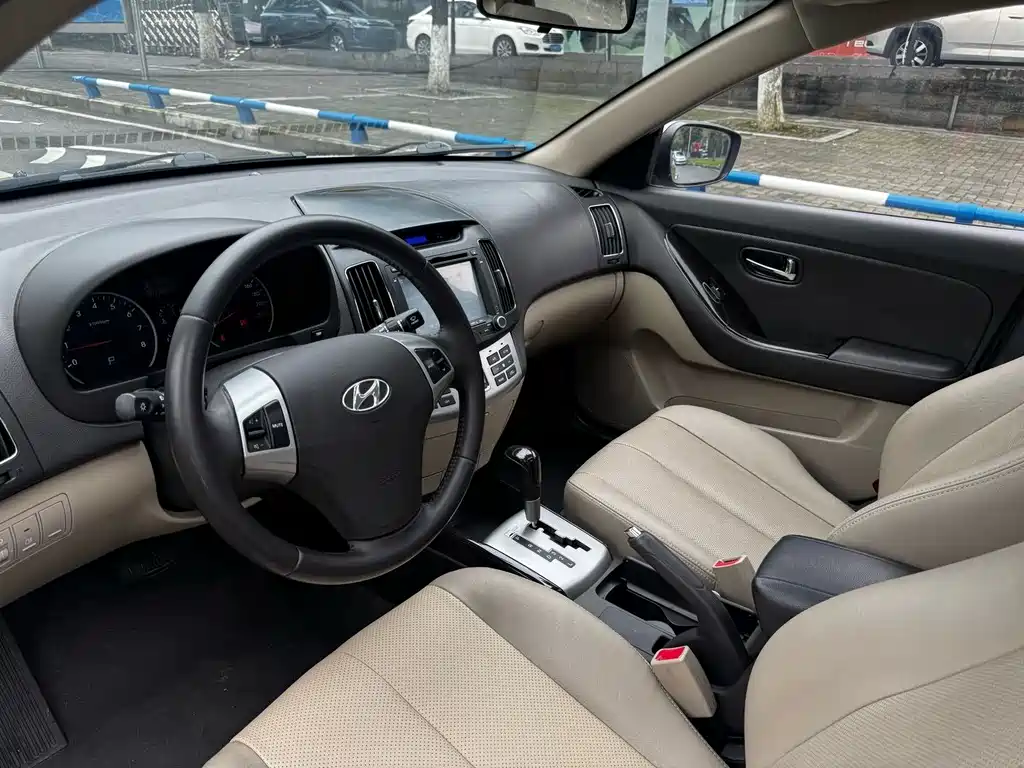 Hyundai Elantra 2015 — фото 8