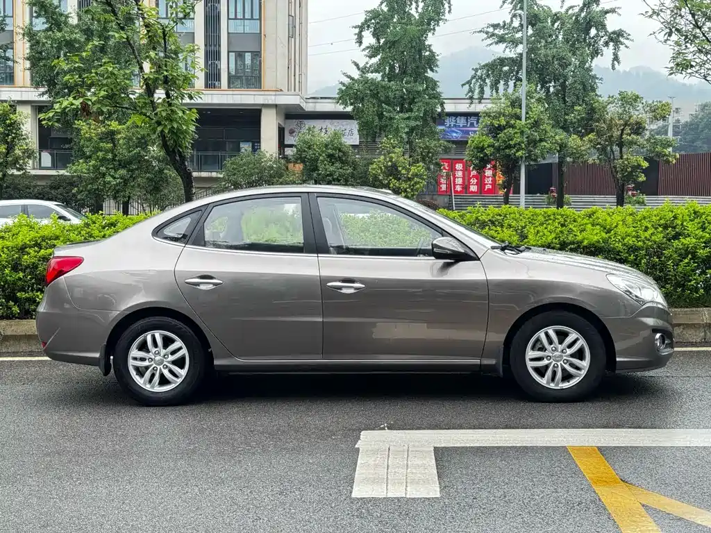 Hyundai Elantra 2015 — фото 23