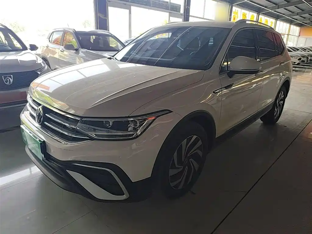 Volkswagen Tiguan L 2022 — фото 1