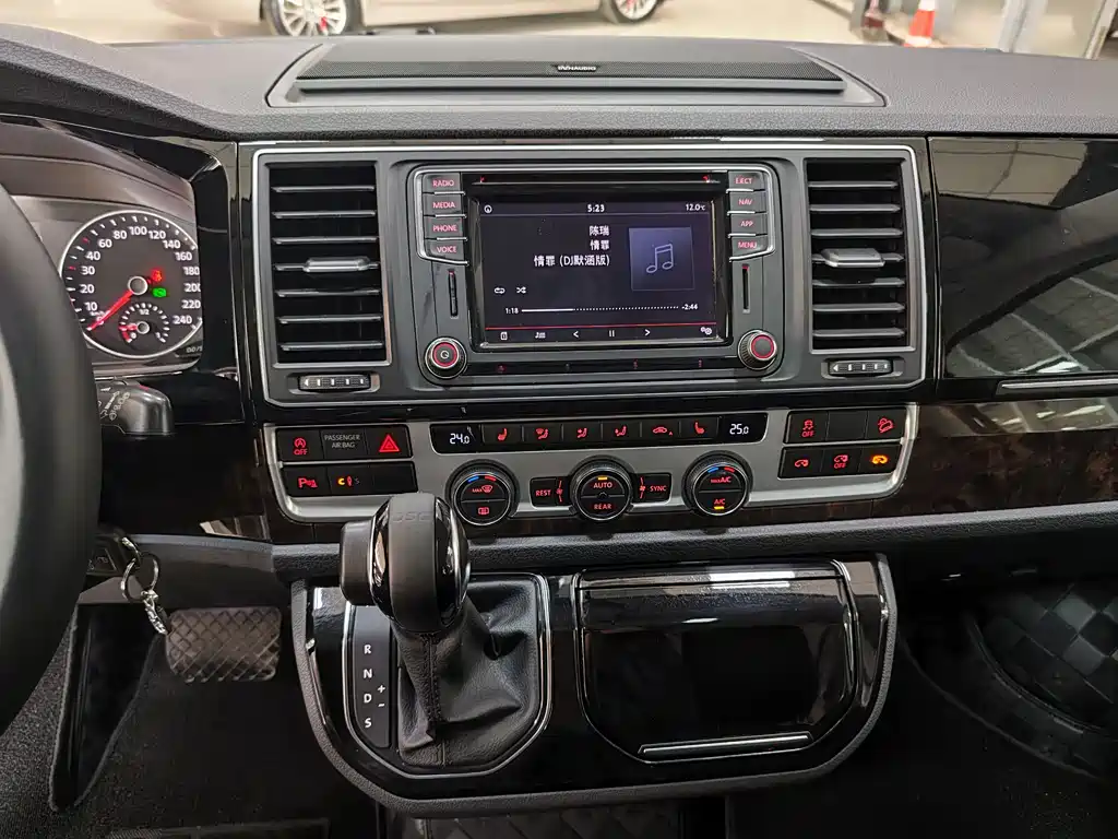 Volkswagen Multivan 2018 — фото 18