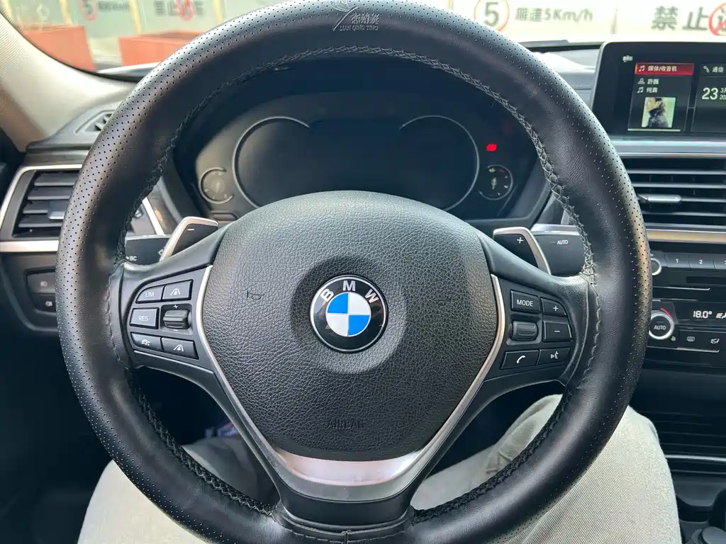 BMW 3 Series 2018 — фото 12