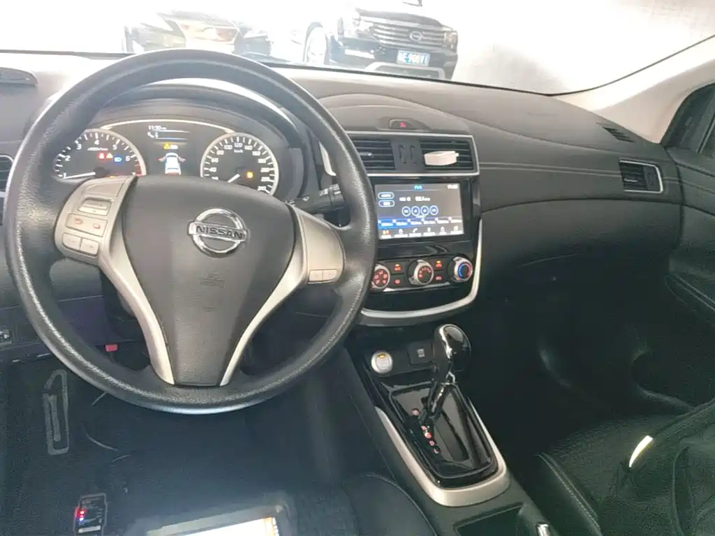 Nissan Tiida 2016 — фото 10