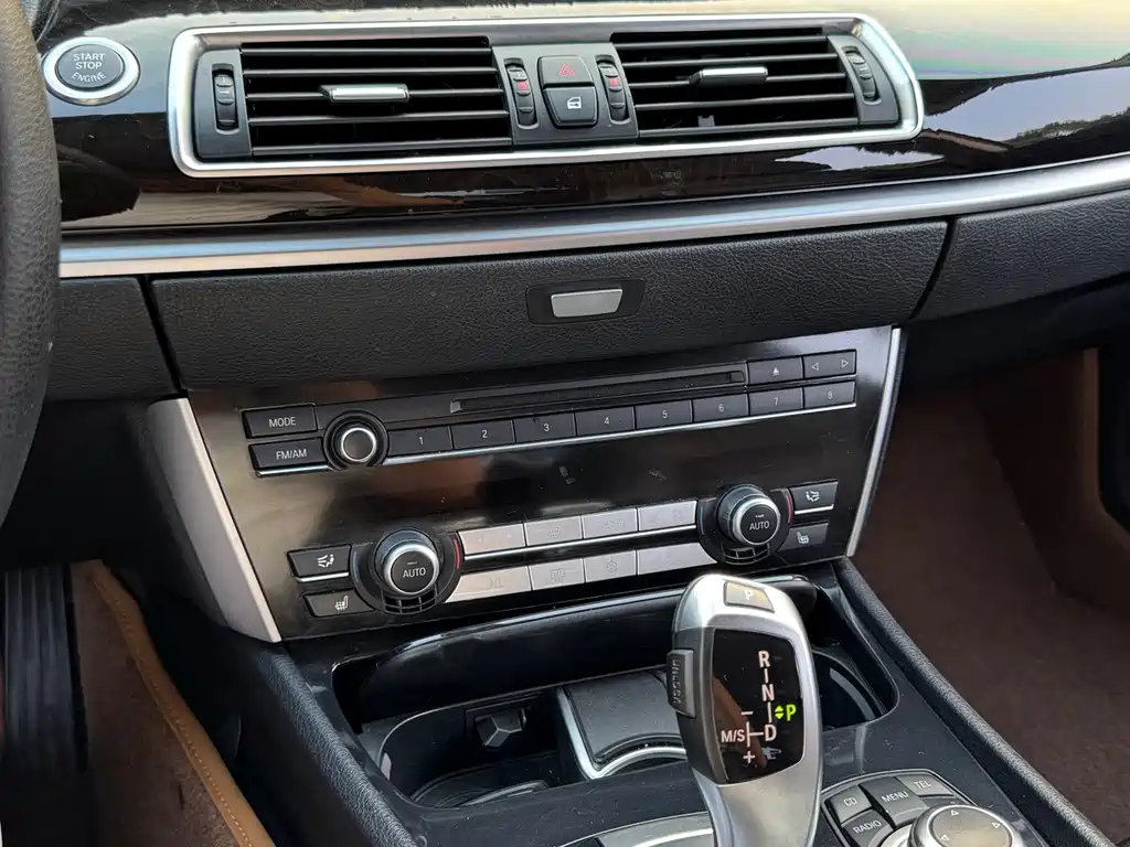 BMW 5 Series GT 2012 — фото 14