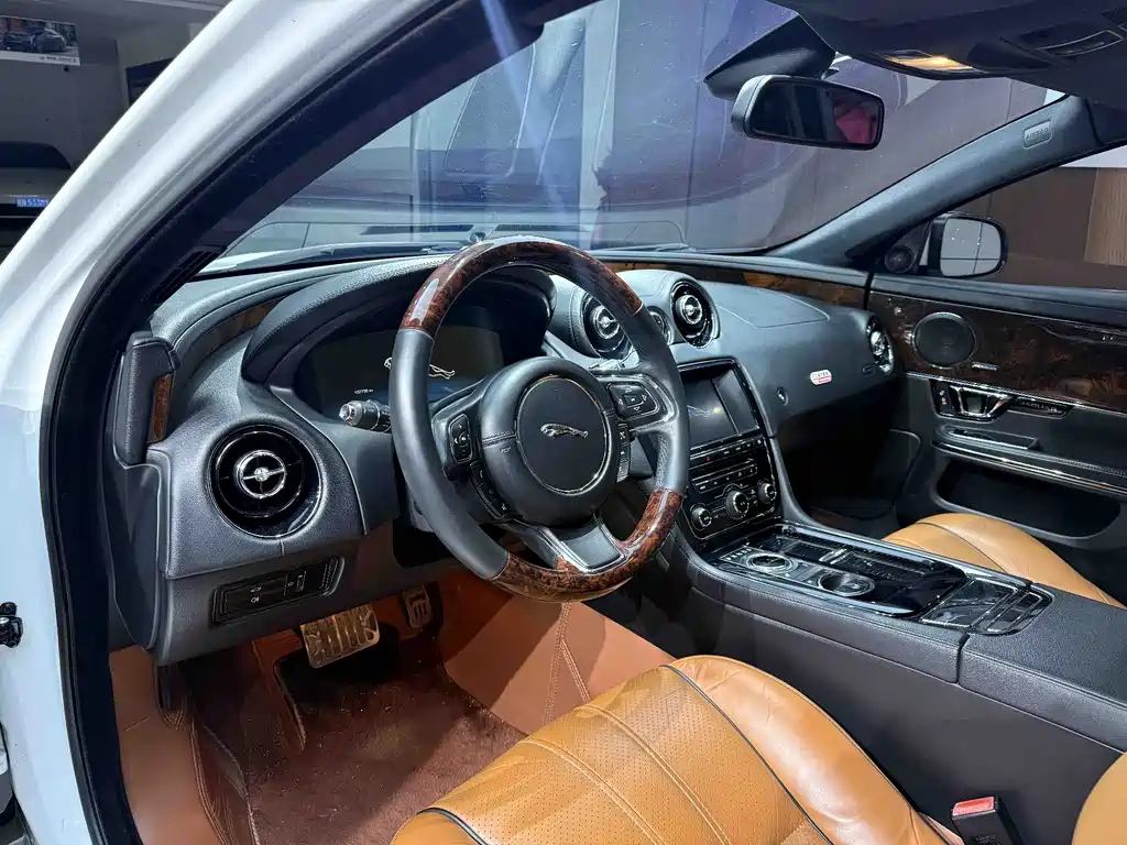 Jaguar XJ 2014 — фото 11