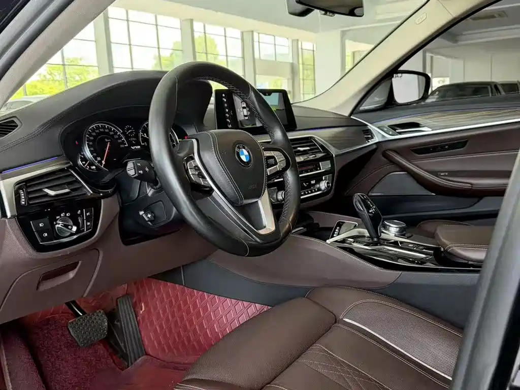 BMW 5 Series 2018 — фото 9