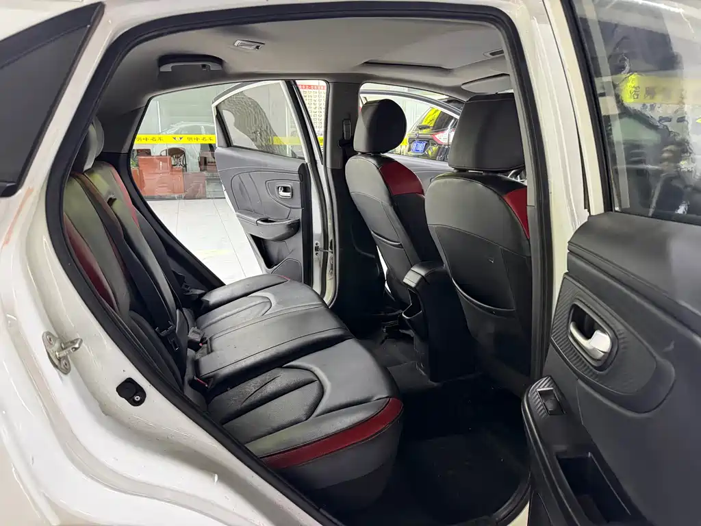 Luxgen U5 SUV 2018 — фото 9