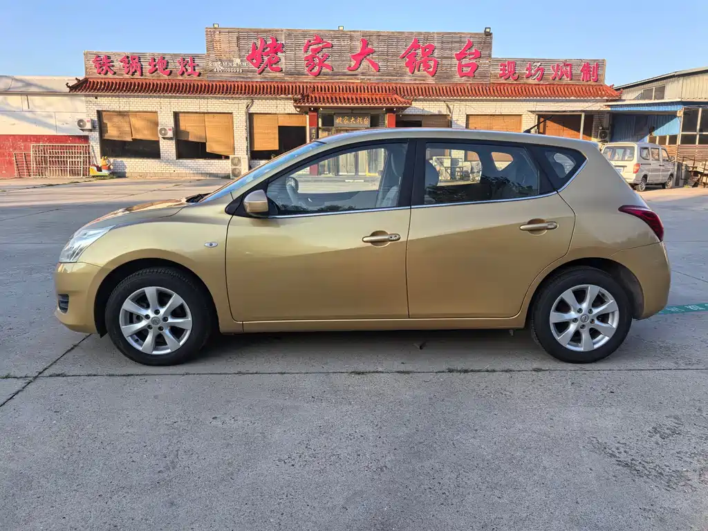 Nissan Tiida 2015