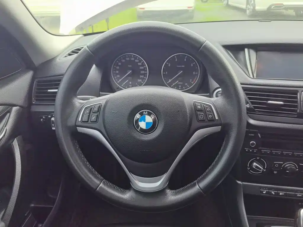 BMW X1 2015 — фото 11