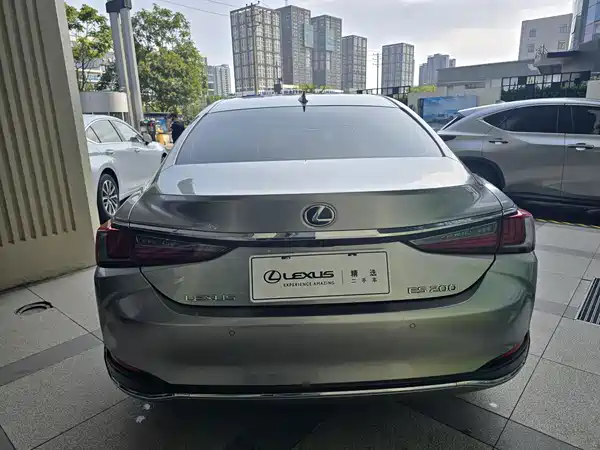 Lexus ES 2020