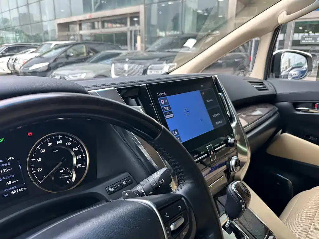Toyota Alphard 2023 — фото 28