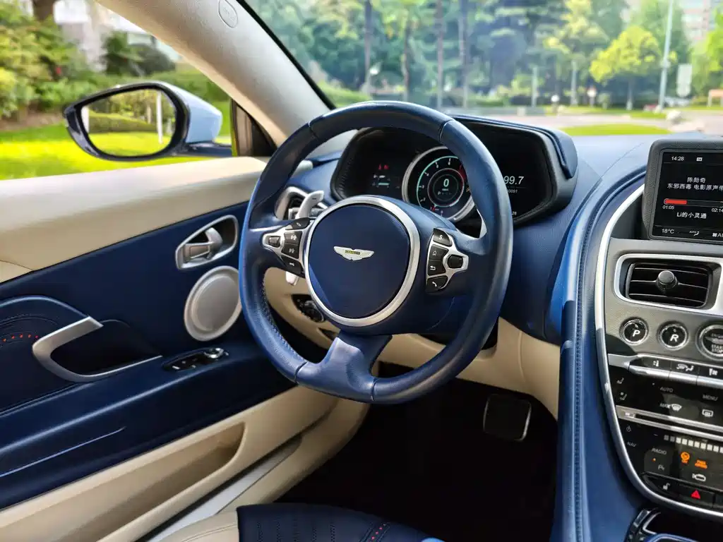 Aston Martin DB11 2019 — фото 18