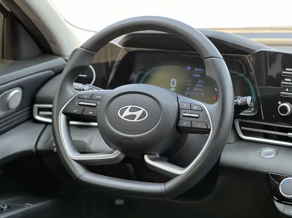 Hyundai Elantra 2023 — фото 15