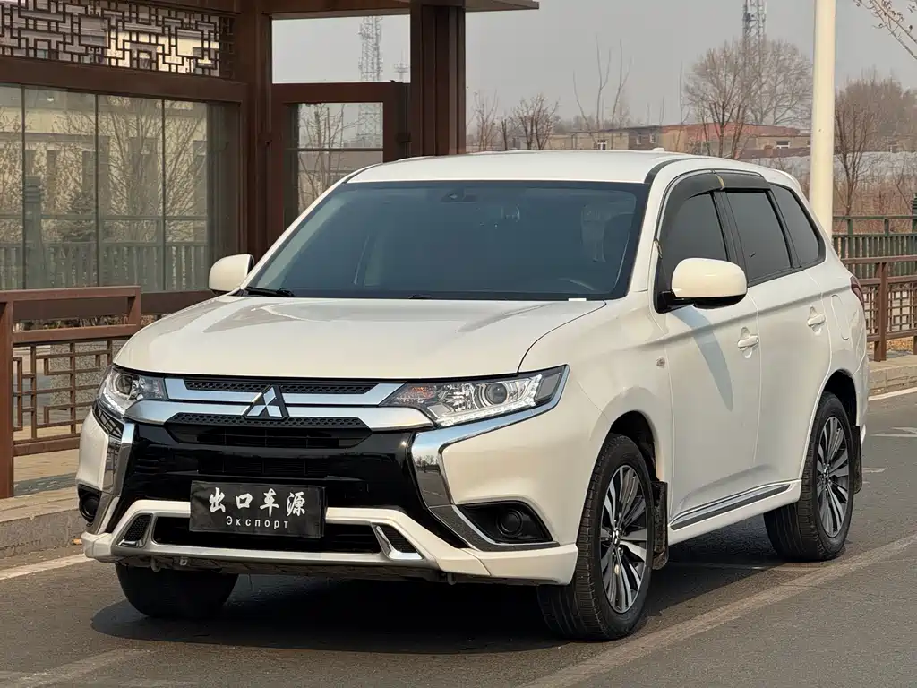 Mitsubishi Outlander 2022 — фото 1