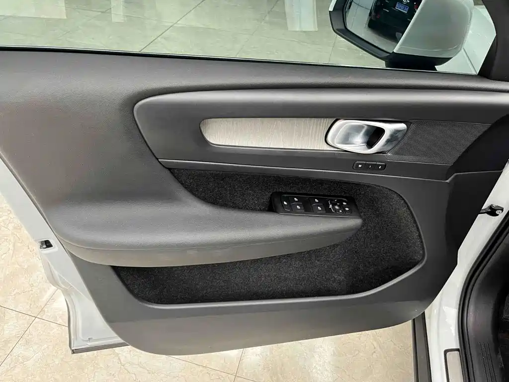 Volvo XC40 2023 — фото 10