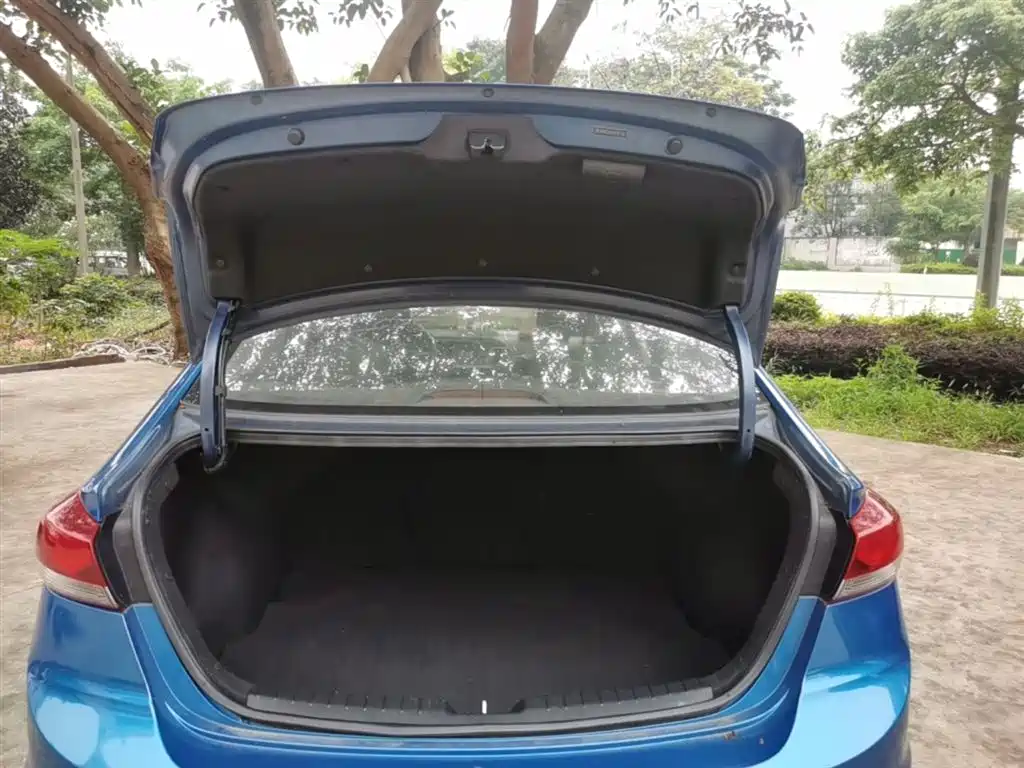 Hyundai Elantra 2019 — фото 19