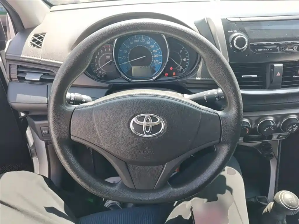 Toyota Yaris L 2015 — фото 11