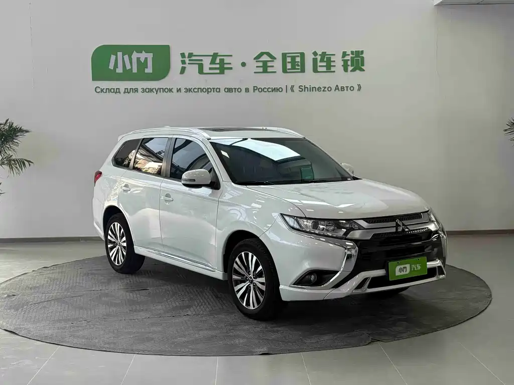 Mitsubishi Outlander 2022 — фото 3