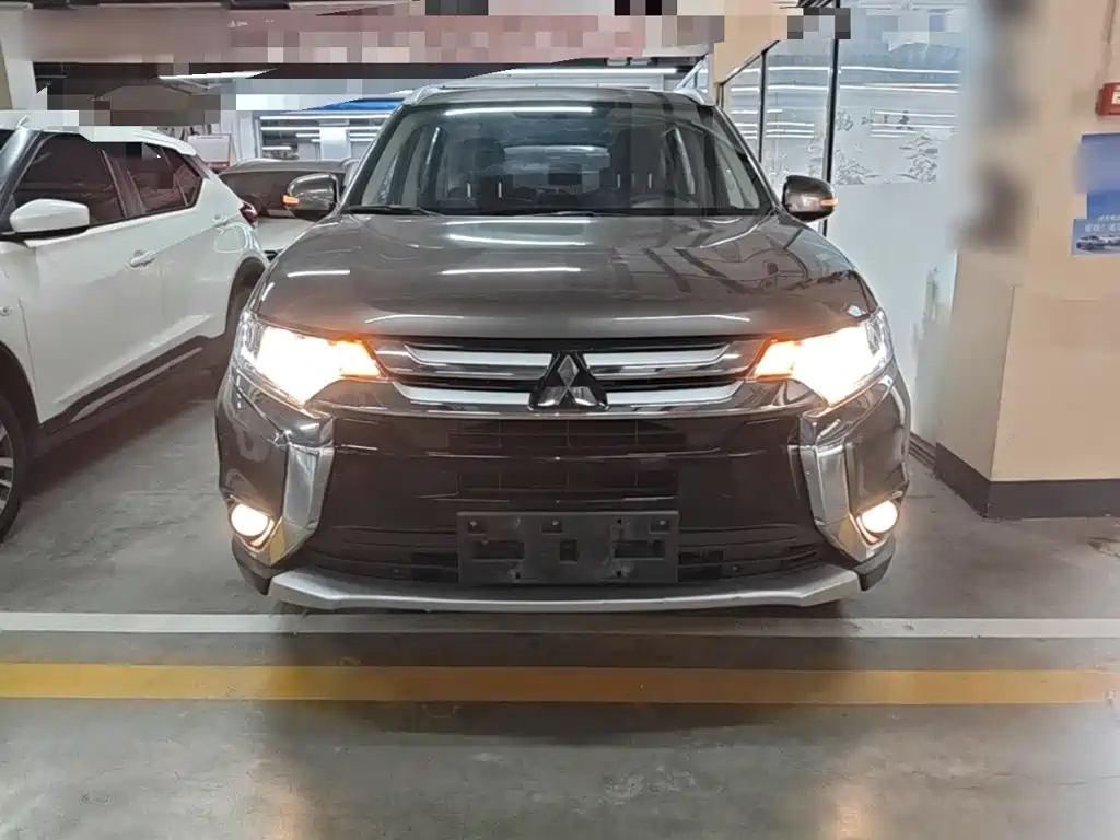 Mitsubishi Outlander 2018 — фото 3