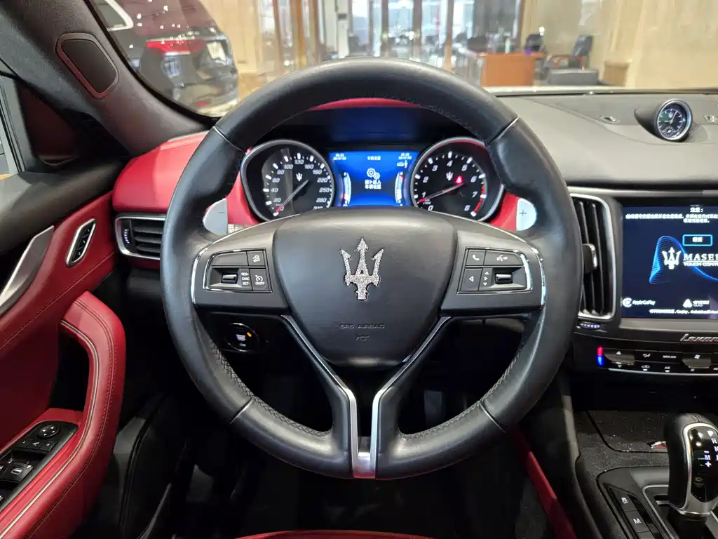 Maserati Levante 2018 — фото 18