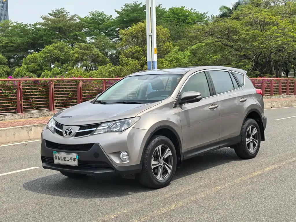 Toyota RAV4 2015 — фото 1