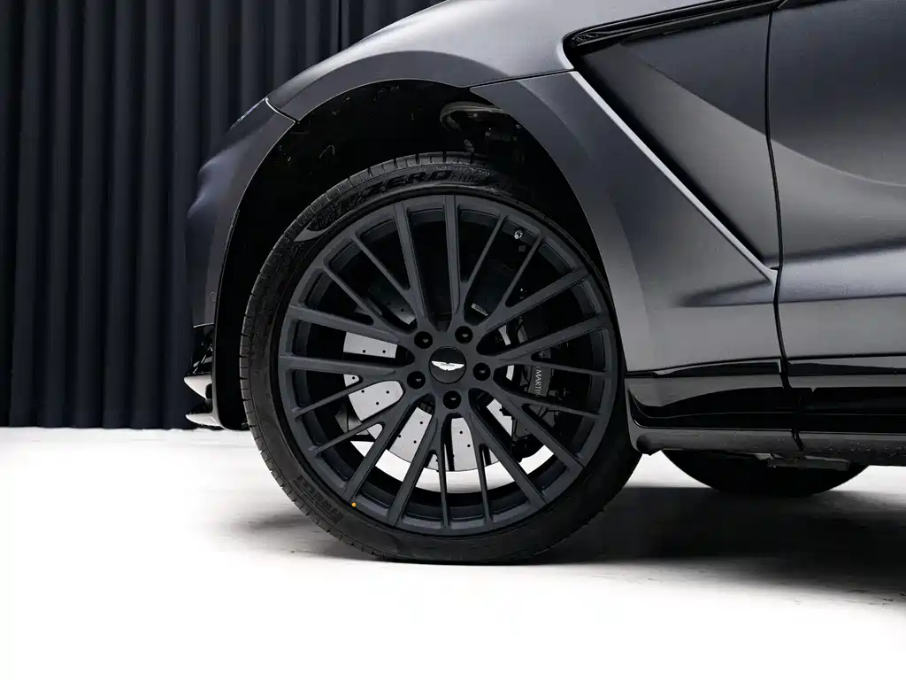 Aston Martin DBX 2025 — фото 6