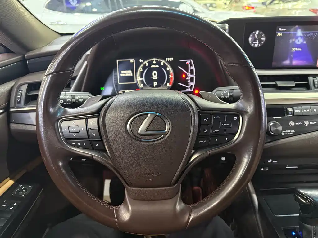 Lexus ES 2019 — фото 13