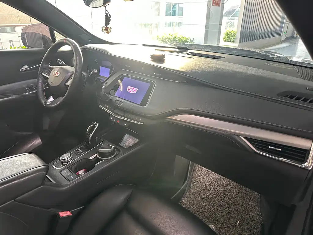 Cadillac XT4 2019 — фото 10