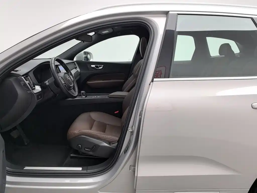 Volvo XC60 2023 — фото 10